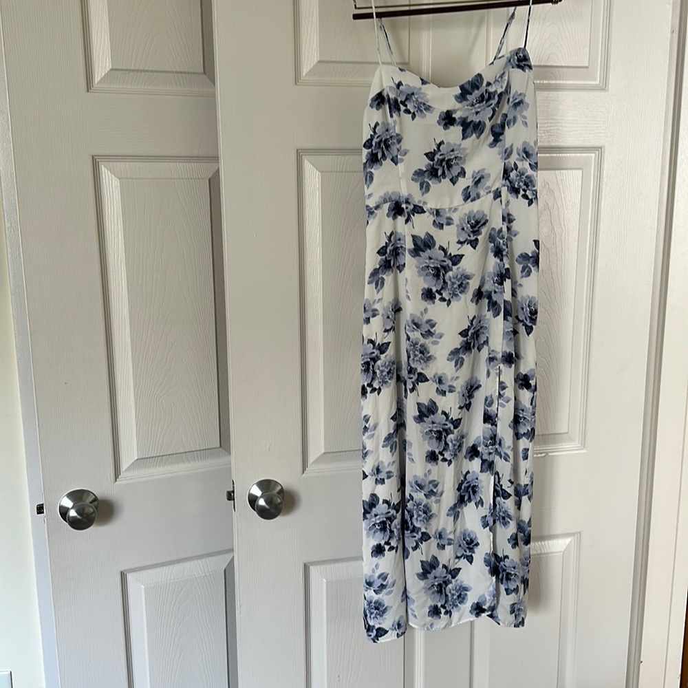 Abercrombie and Fitch 2021 midi white and blue floral dress